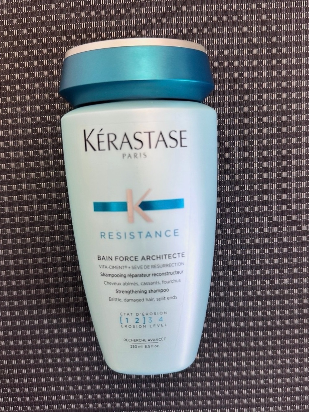 Kérastase Resistance Strengthening Shampoo - Aqua Blue & White 250 ml